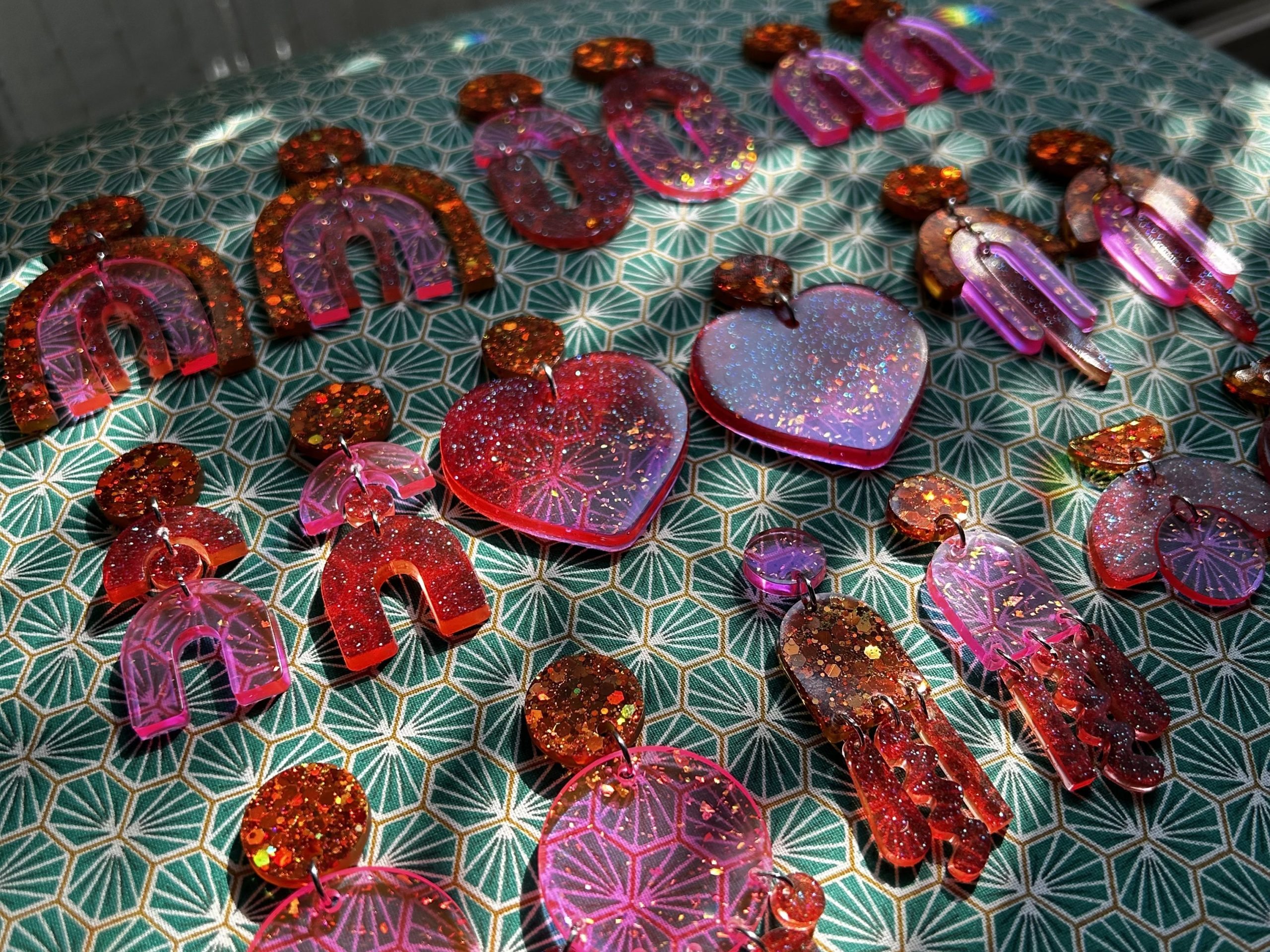 Pourquoi un bijou en résine fait main demande bien plus qu’on ne l’imagine