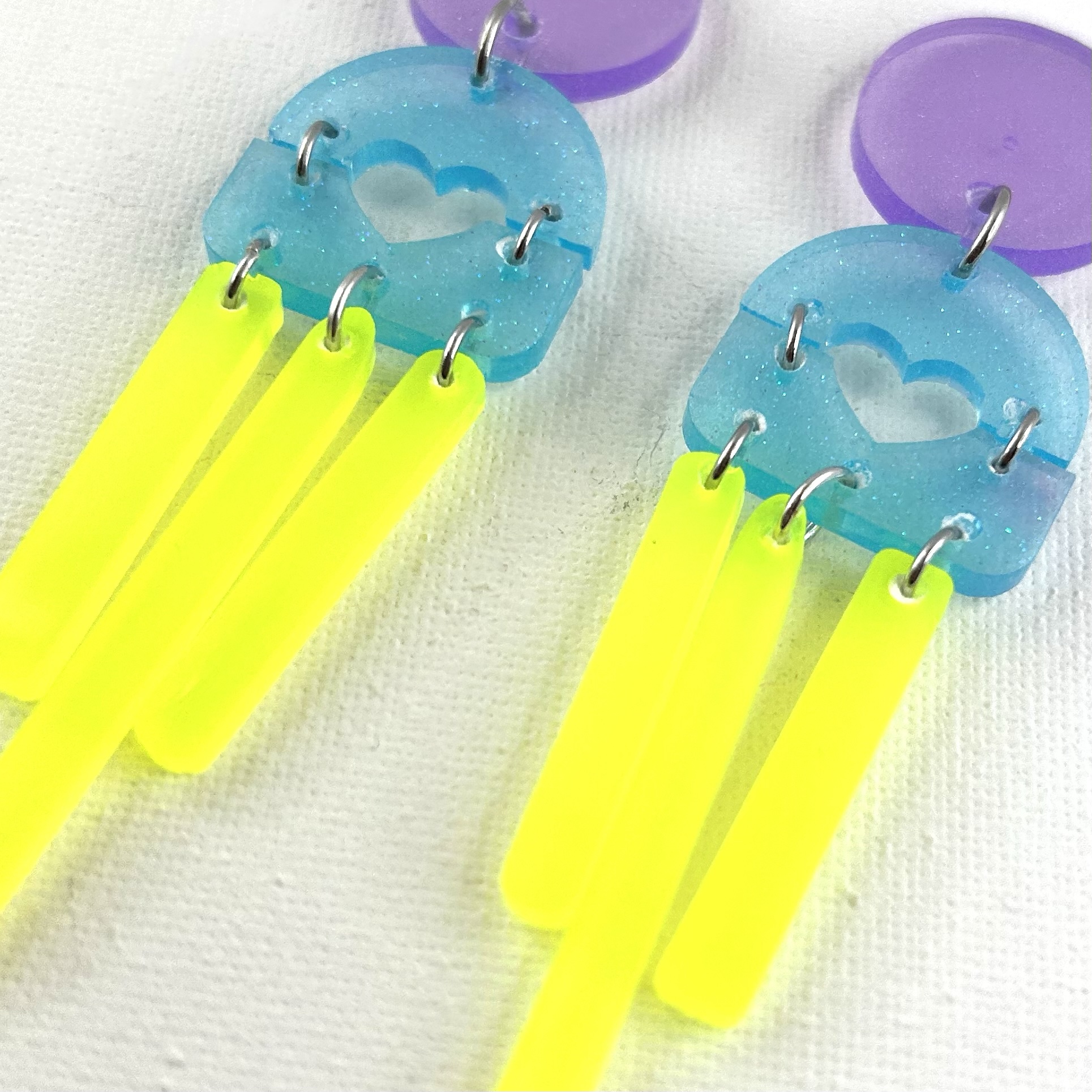 MADAME EST SERVIE – Boucles d'oreilles résine artisanales – Bijou créateur pièce unique | Bisoustore – Image 3