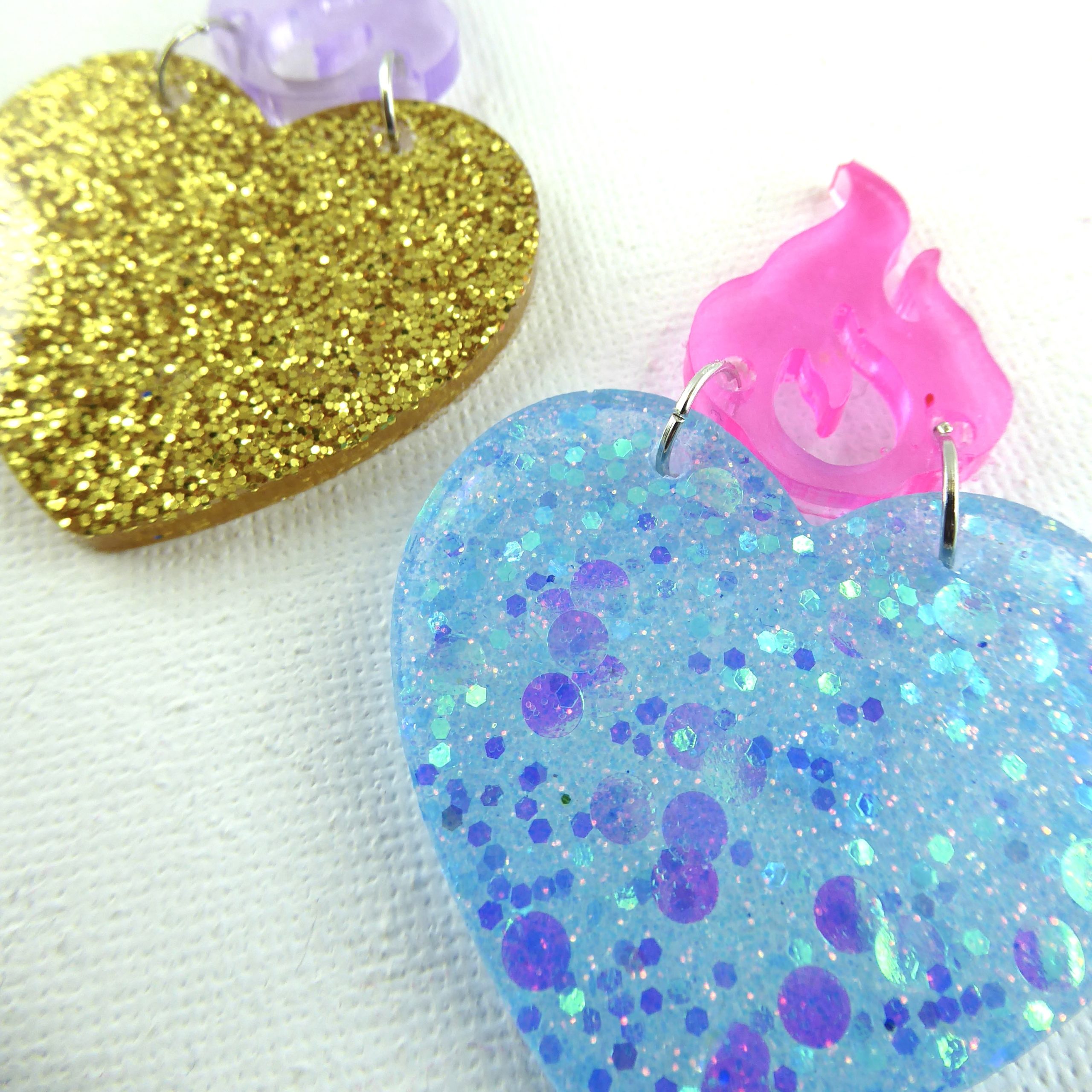 Barbie 4 - Série spéciale, boucles d'oreilles faits mains en résine époxy. – Image 3