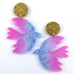 Barbie 7 – Série spéciale, boucles d’oreilles faits mains en résine époxy. Barbie 7 – Série spéciale, boucles d’oreilles faits mains en résine époxy.