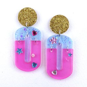 Barbie 2 – Série spéciale, boucles d’oreilles faits mains en résine époxy. Barbie 2 – Série spéciale, boucles d’oreilles faits mains en résine époxy.