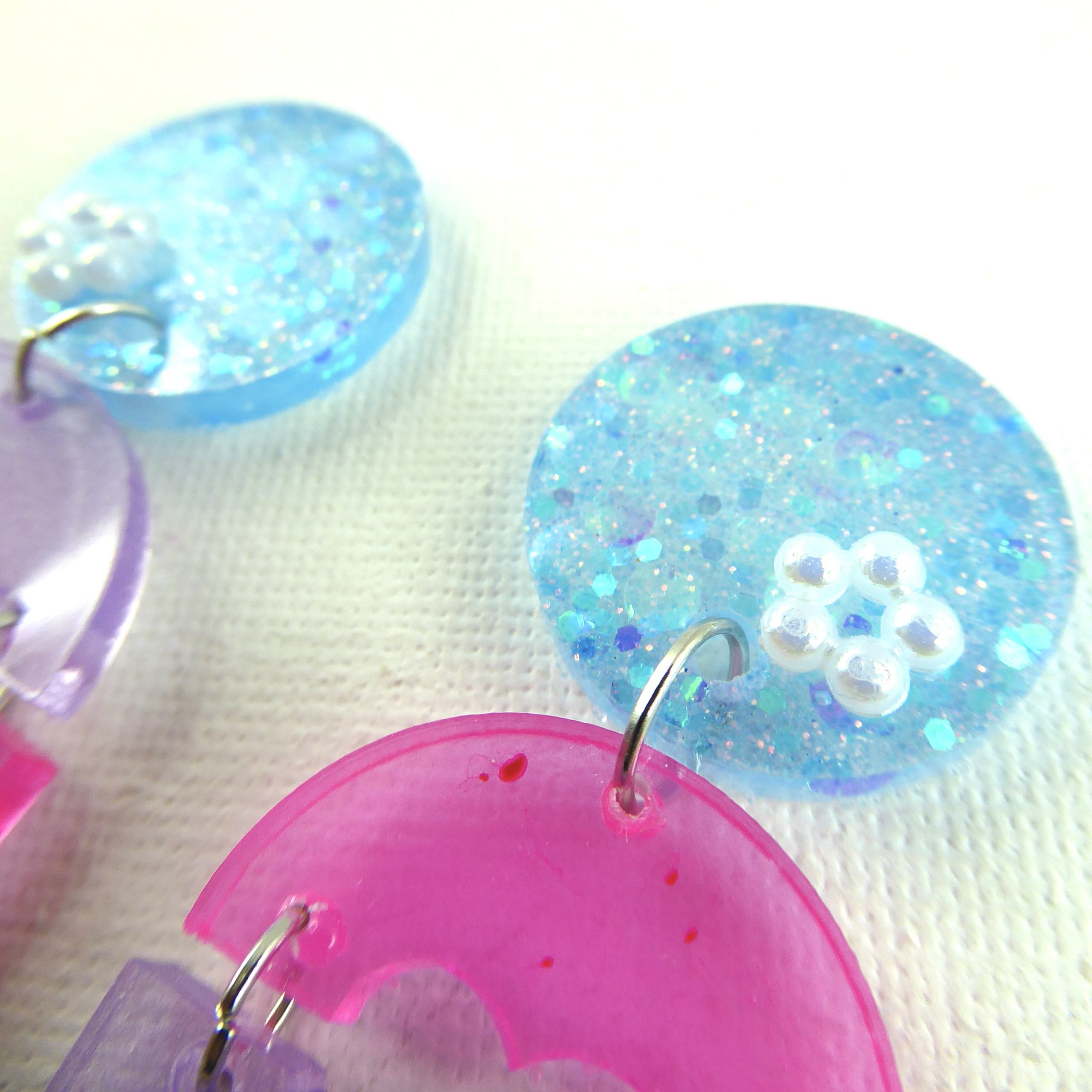 Barbie 8 - Série spéciale, boucles d'oreilles faits mains en résine époxy. – Image 2