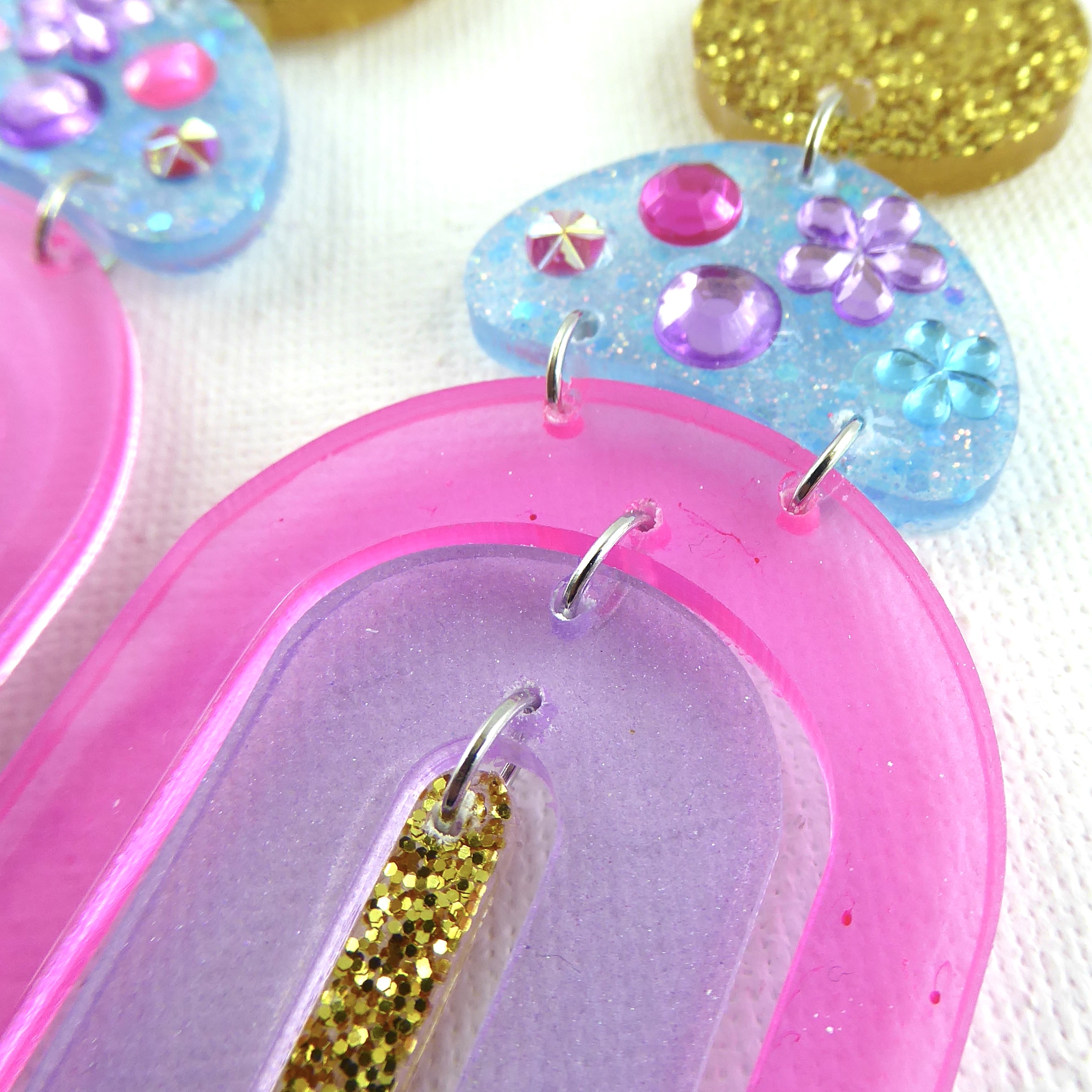 Barbie 9 - Série spéciale, boucles d'oreilles faits mains en résine époxy. – Image 4