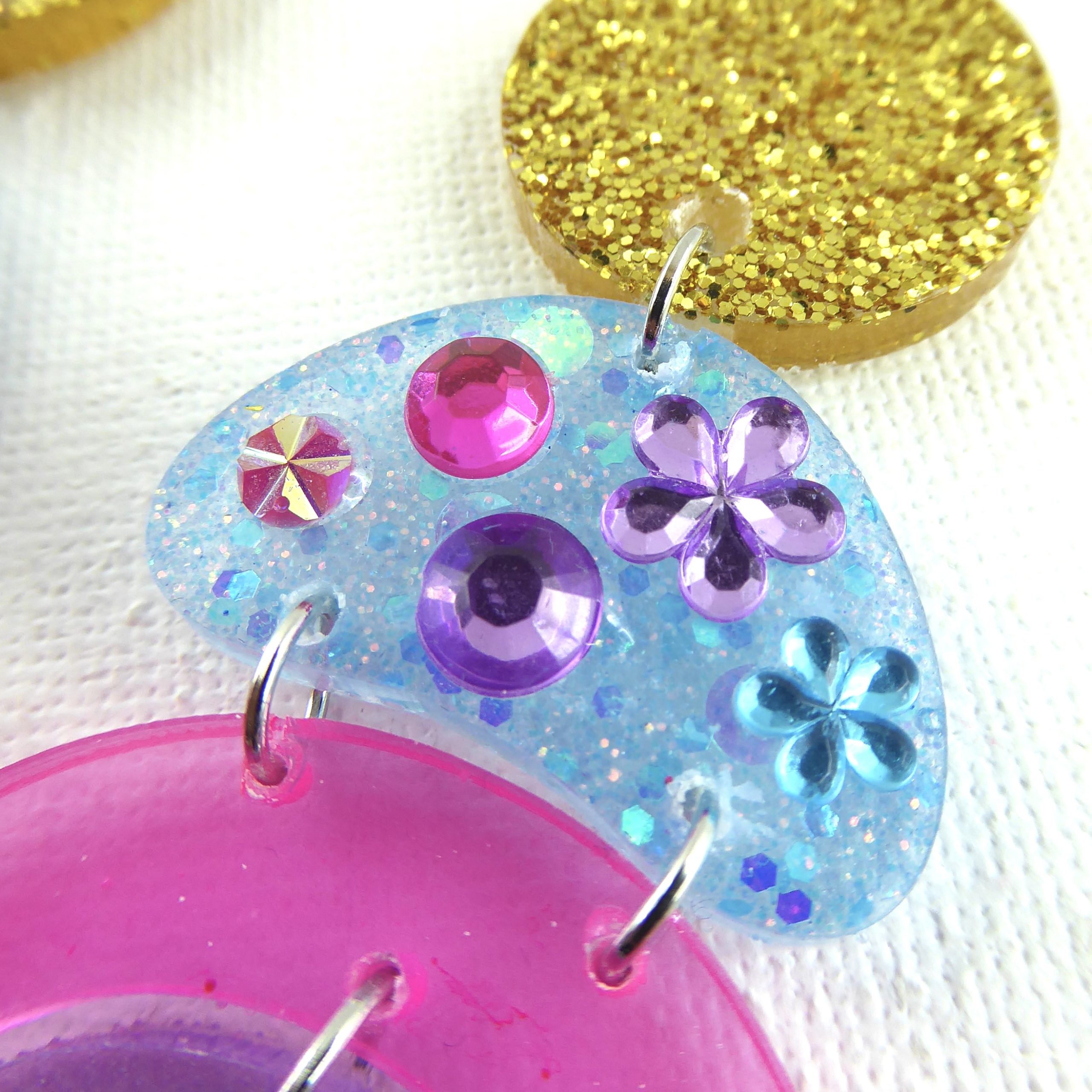 Barbie 9 - Série spéciale, boucles d'oreilles faits mains en résine époxy. – Image 3