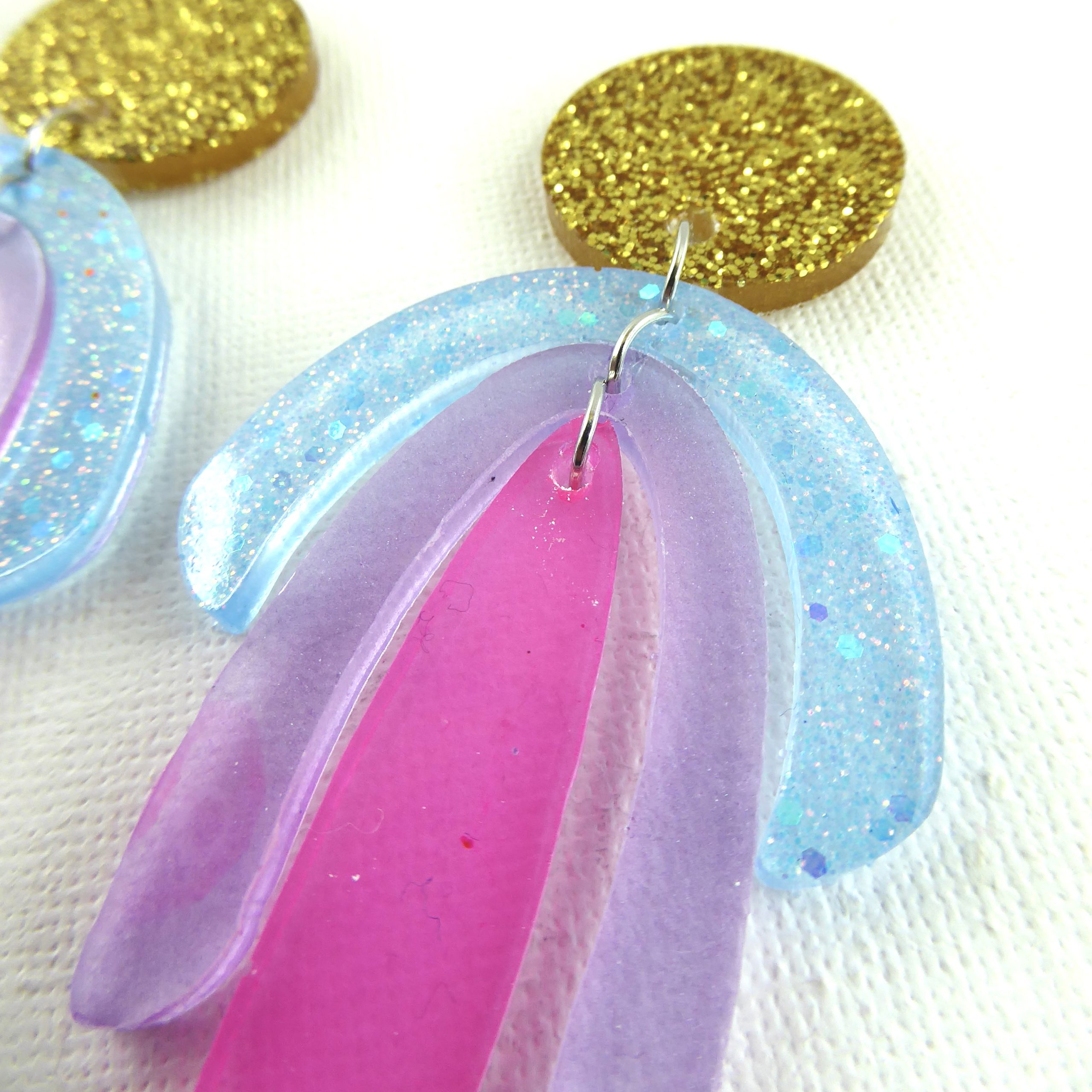 Barbie 3 - Série spéciale, boucles d'oreilles faits mains en résine époxy. – Image 3