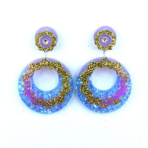 Barbie 5 – Série spéciale, boucles d’oreilles faits mains en résine époxy. Barbie 5 – Série spéciale, boucles d’oreilles faits mains en résine époxy.