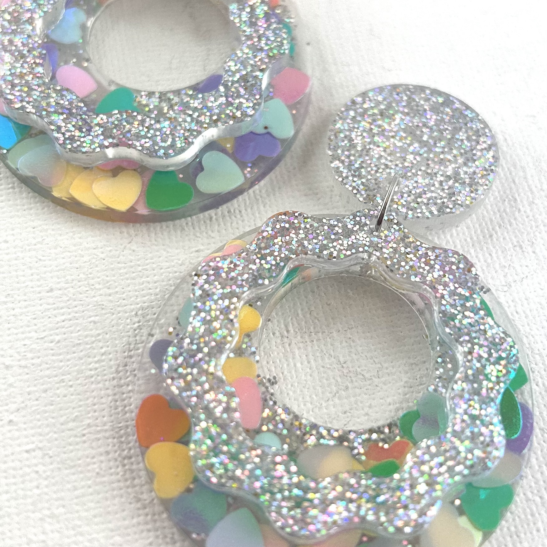 L'AMOUR DU RISQUE- Boucles d’oreilles résine artisanales – Bijou créateur pièce unique | Bisoustore – Image 2